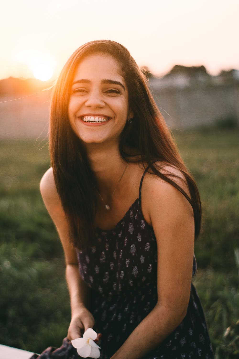 Femme en bonne santé naturelle avec un grand sourire grace aux bienfait du ginseng en 2020 elle utilise des compléments alimentaires bio
